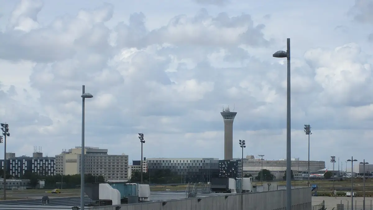 How air traffic control keeps planes apart